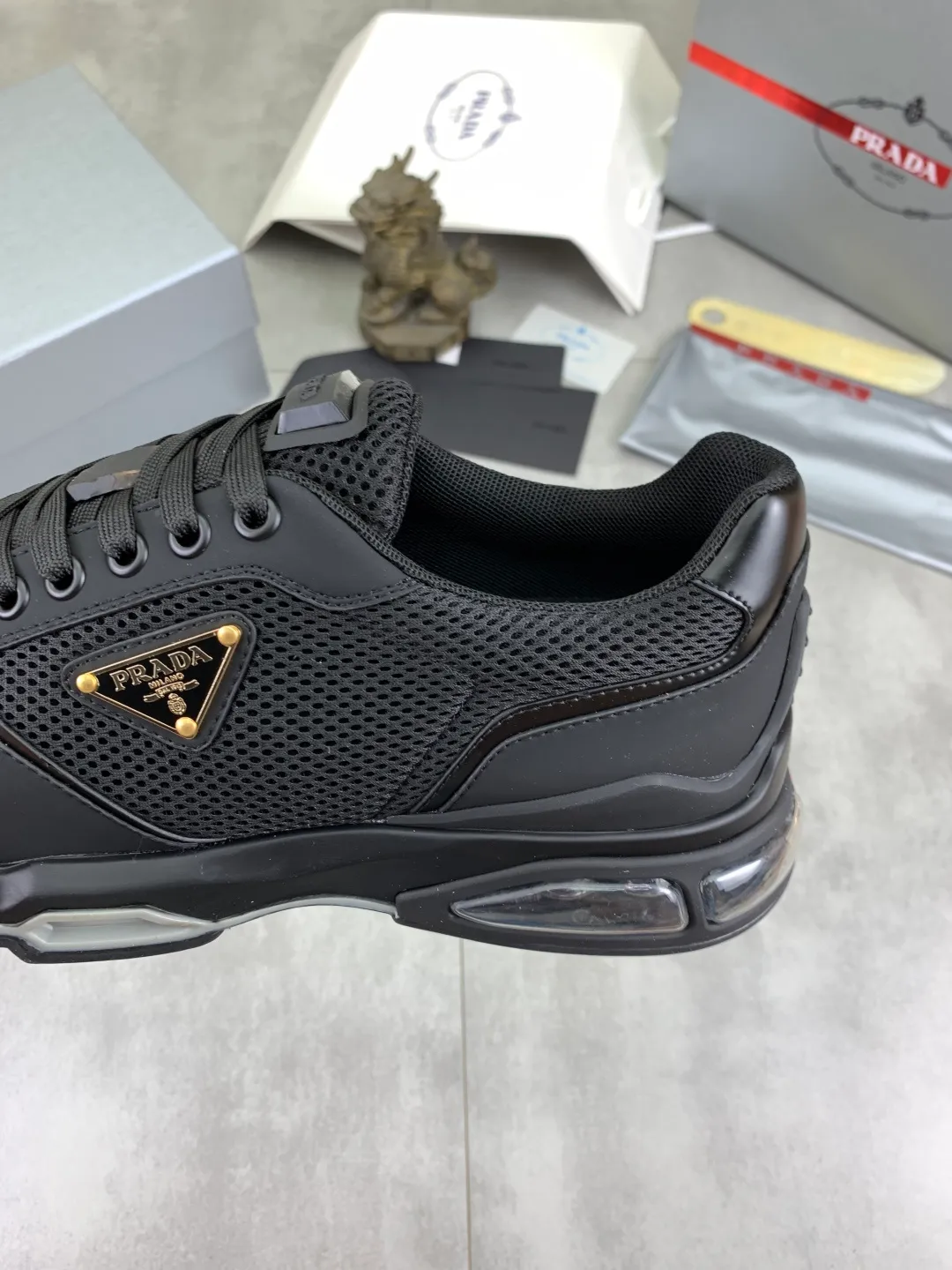 Men's men's shoes 💰P660 💰[New model] The top version is now available on the official website, 🆘 Air-cushion shock-absorbing thick-soled trendy brand (Prada) is the main popular model, avant-garde and versatile fashionable men's shoes, private version mold opening, cowhide surface splicing 1:1.. Simple fashion, original imported cowhide feet; the atmosphere and personality are more fashionable, eye-catching and pursuing class. It will subvert the old idea and be a must-have for fashion trendsetters with you! Must keep it for yourself ! Tall and comfortable, large and low, high-end quality workmanship. Code number: 38-45; 4 colors available.